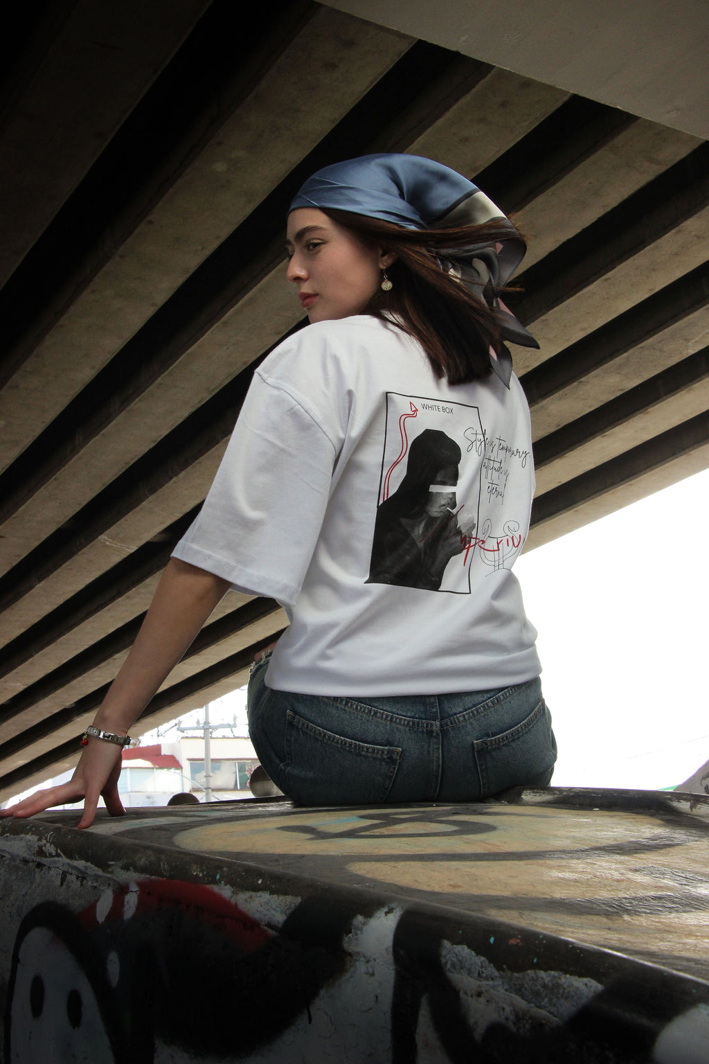 Playera unisex Semi Oversize blanca | Diseño mujer WHITE BOX COLLECTION