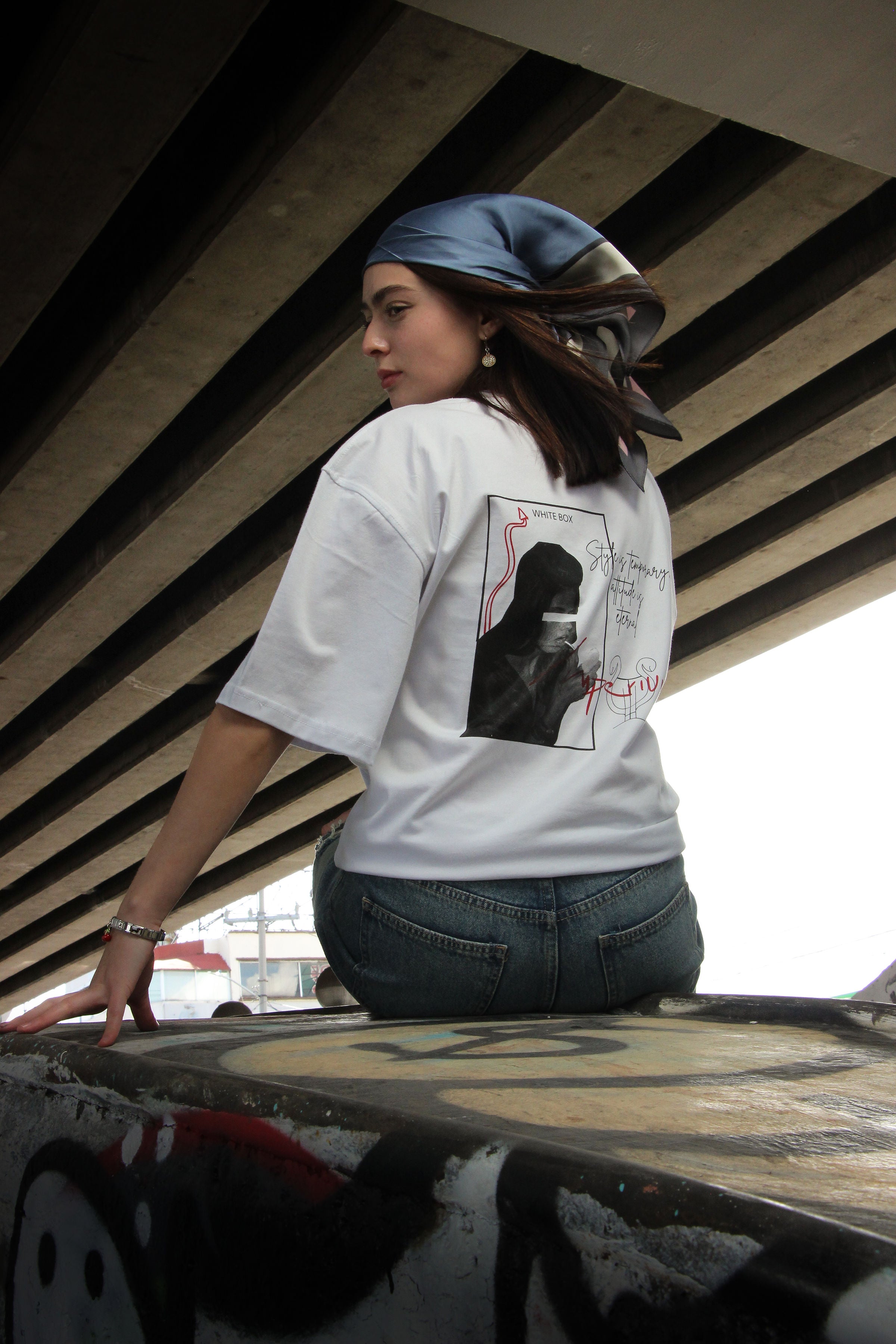 Playera unisex Semi Oversize blanca | Diseño mujer WHITE BOX COLLECTION