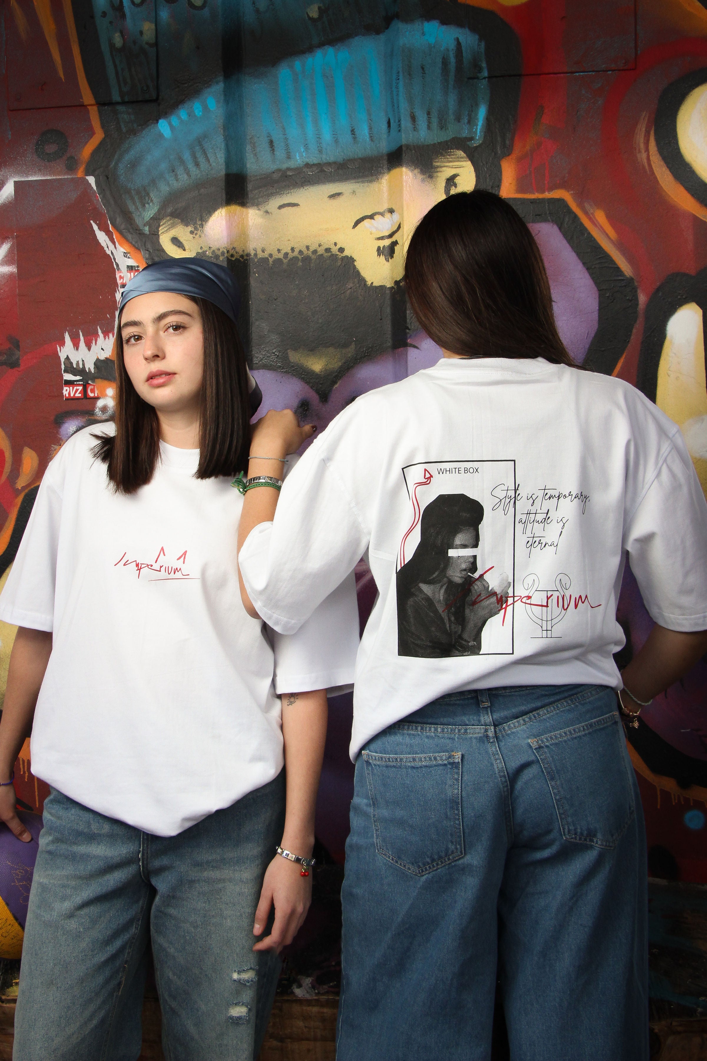 Playera unisex Semi Oversize blanca | Diseño mujer WHITE BOX COLLECTION