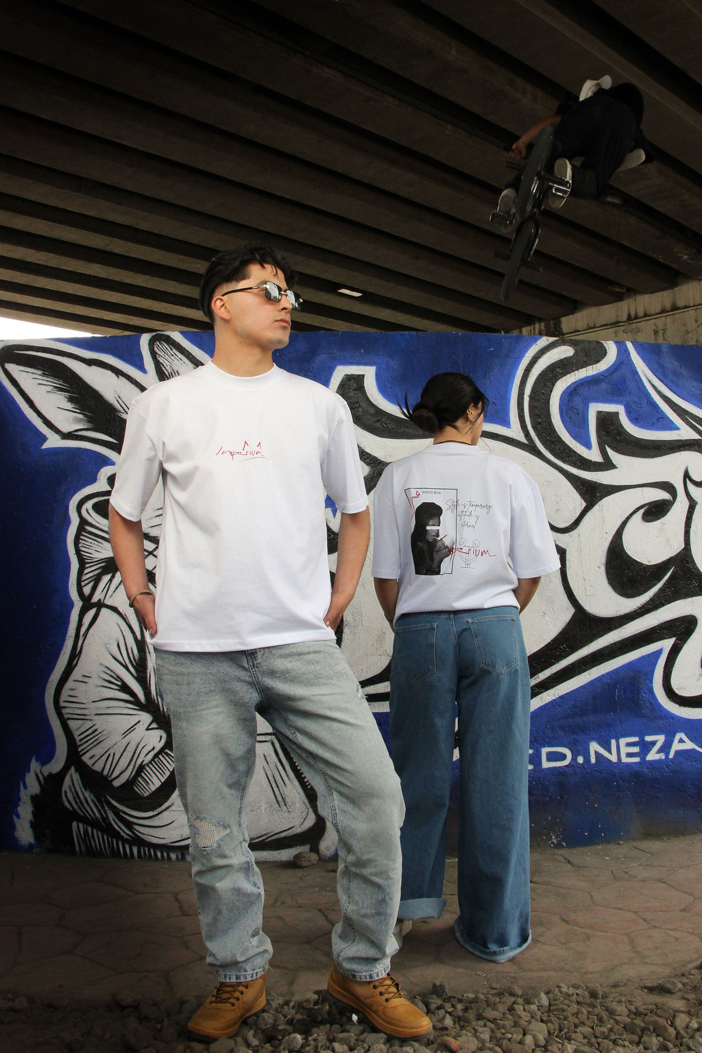 Playera unisex Semi Oversize blanca | Diseño mujer WHITE BOX COLLECTION