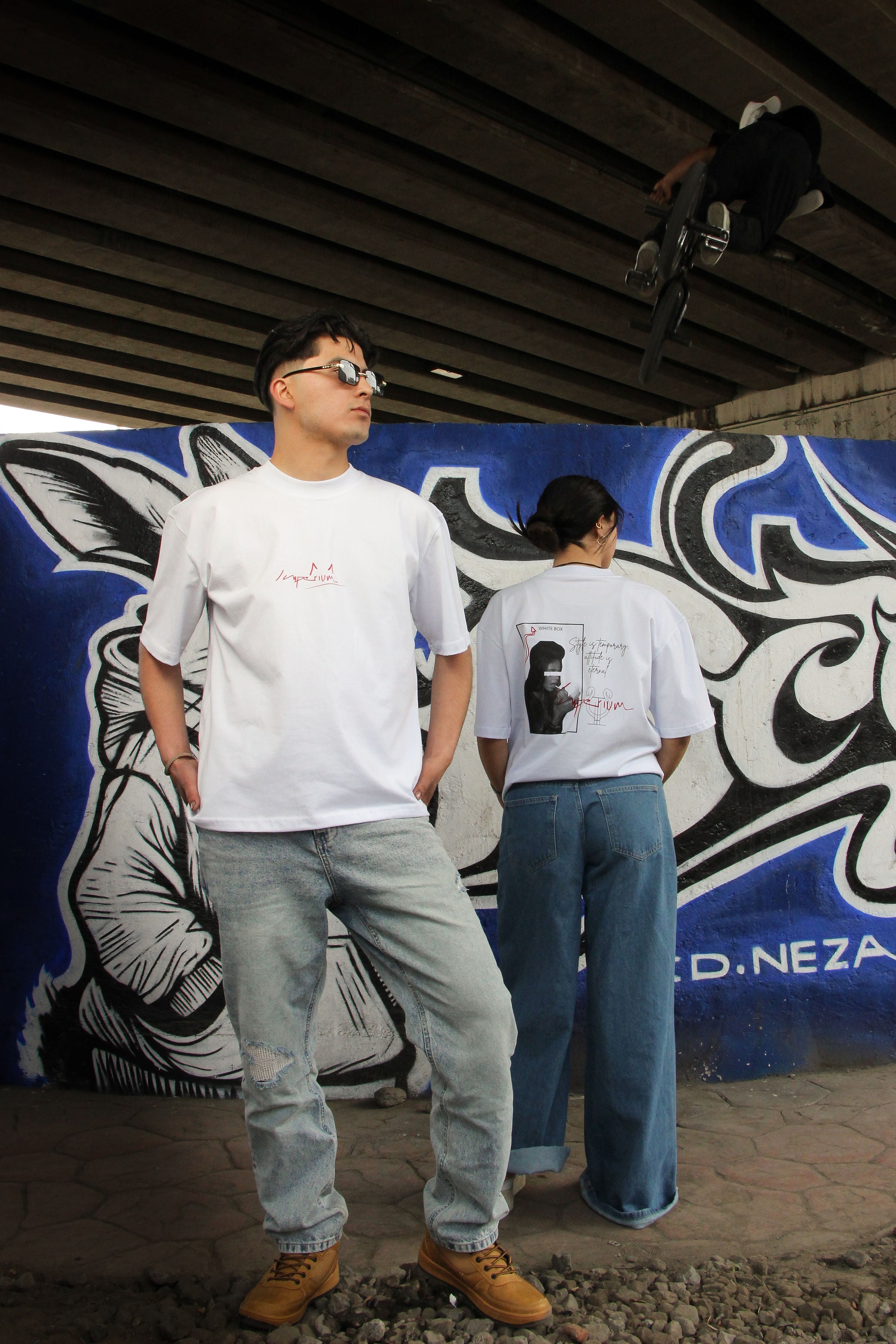 Playera unisex Semi Oversize blanca | Diseño mujer WHITE BOX COLLECTION